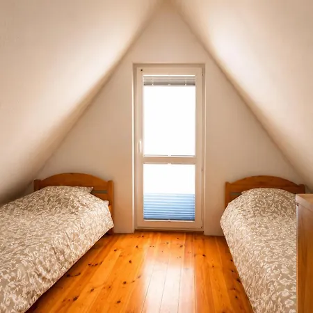 Holiday home Zacisze Nad Jeziorem- Prywatny Blisko Morza Jezierzany
